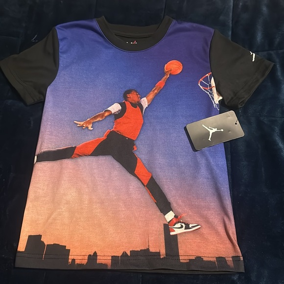 NWT Jordan little Boys' "Skyline" Tee - Picture 4 of 11